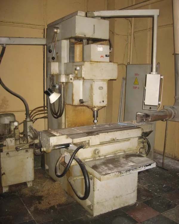 6520Ф3 Загальний вигляд  бесконсольного фрезерного верстата з крестовым столом